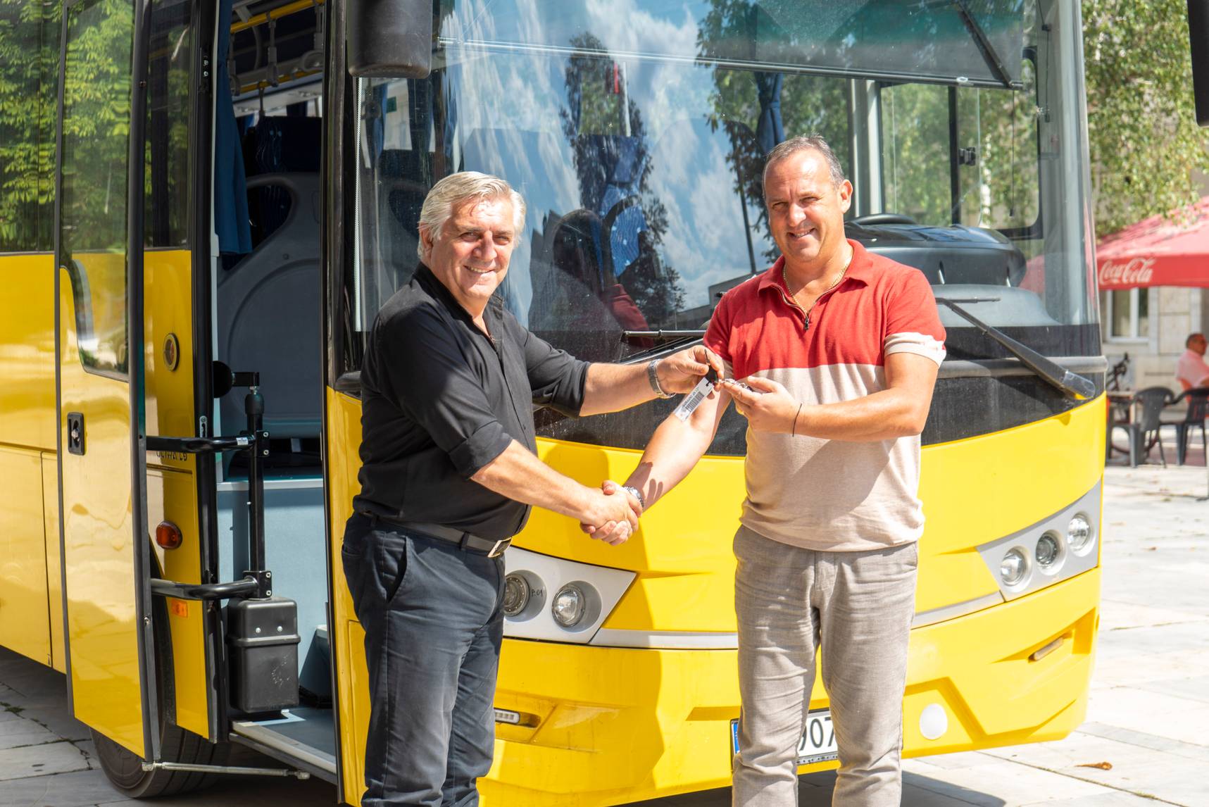 Кметът на община Мездра Иван Аспарухов предаде символично ключовете на училищния автобус на Калин Стойчев